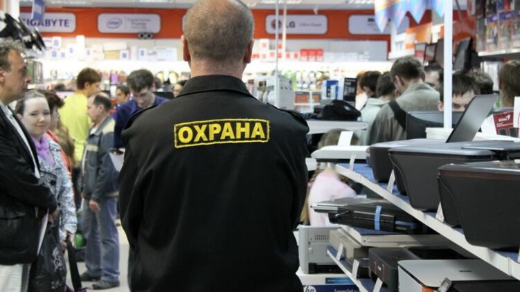 В супермаркете Днепра на глазах у охранника избили юношу, фото: informator.ua