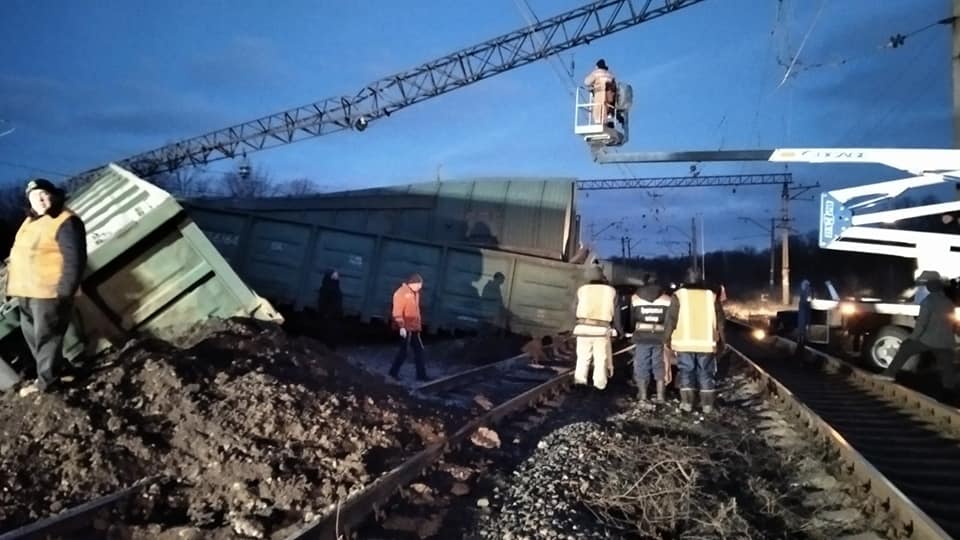 В Днепропетровской области произошла авария на железной дороге. Фото: facebook.com/MNSDNE