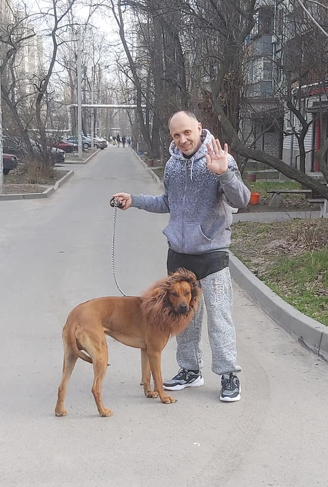 В Днепре шутник пугал местных жителей собакой в костюме льва на 1 апреля. Фото