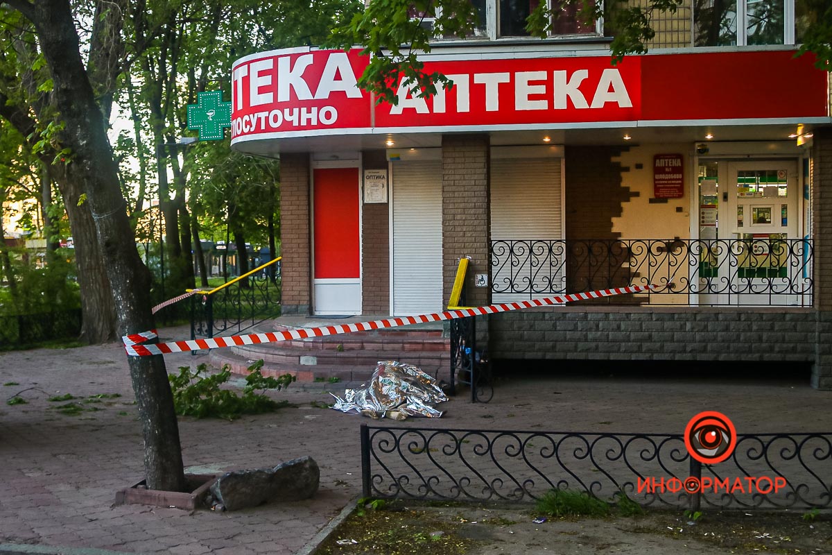 При падении с восьмого этажа житель Днепра сломал женщине шею и умер. Фото: Информатор