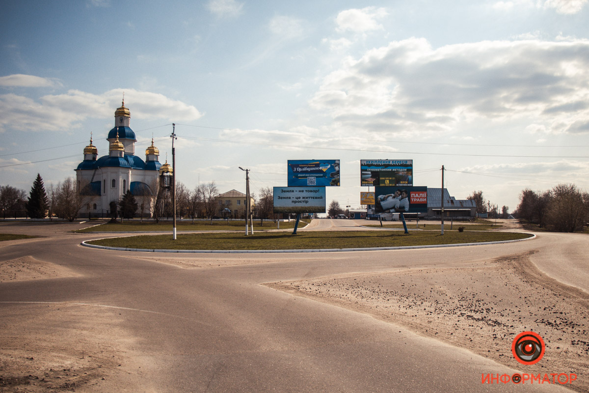 На билборде в селе под Днепром разместили гомофобную рекламу против поджигателей травы. Фото: Информатор